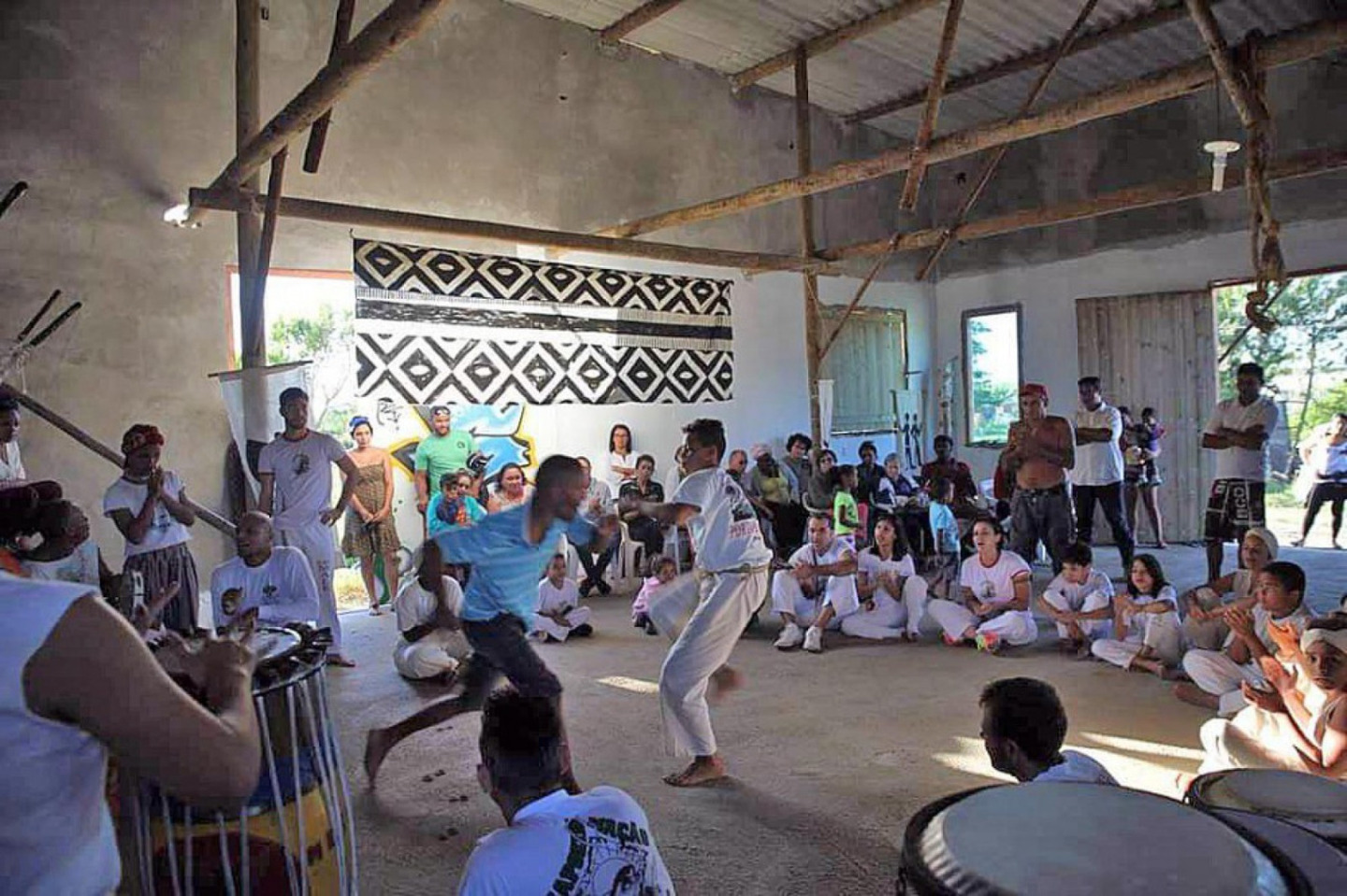 Capoeira, teatro e cursinhos preparatórios são oferecidos às crianças e aos estudantes no bairro Caraminguava, em Peruíbe