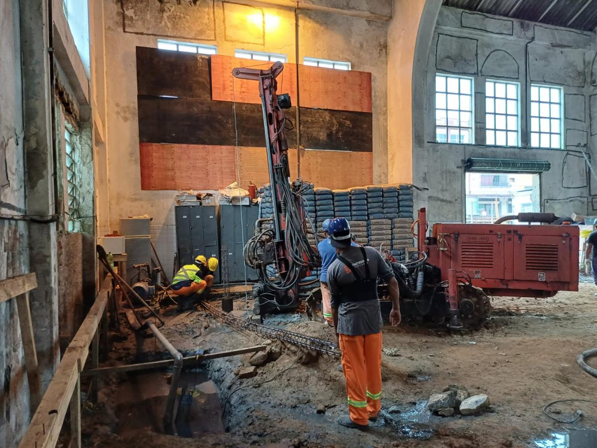 Execução das estacas-raiz dentro do anexo