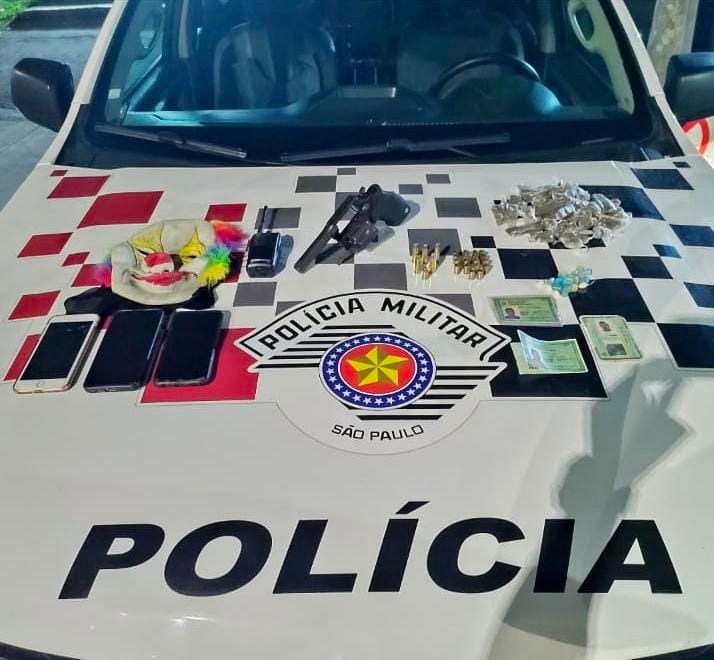 No imóvel, foram encontrados uma sacola com 88 porções de maconha e 23 porções de crack