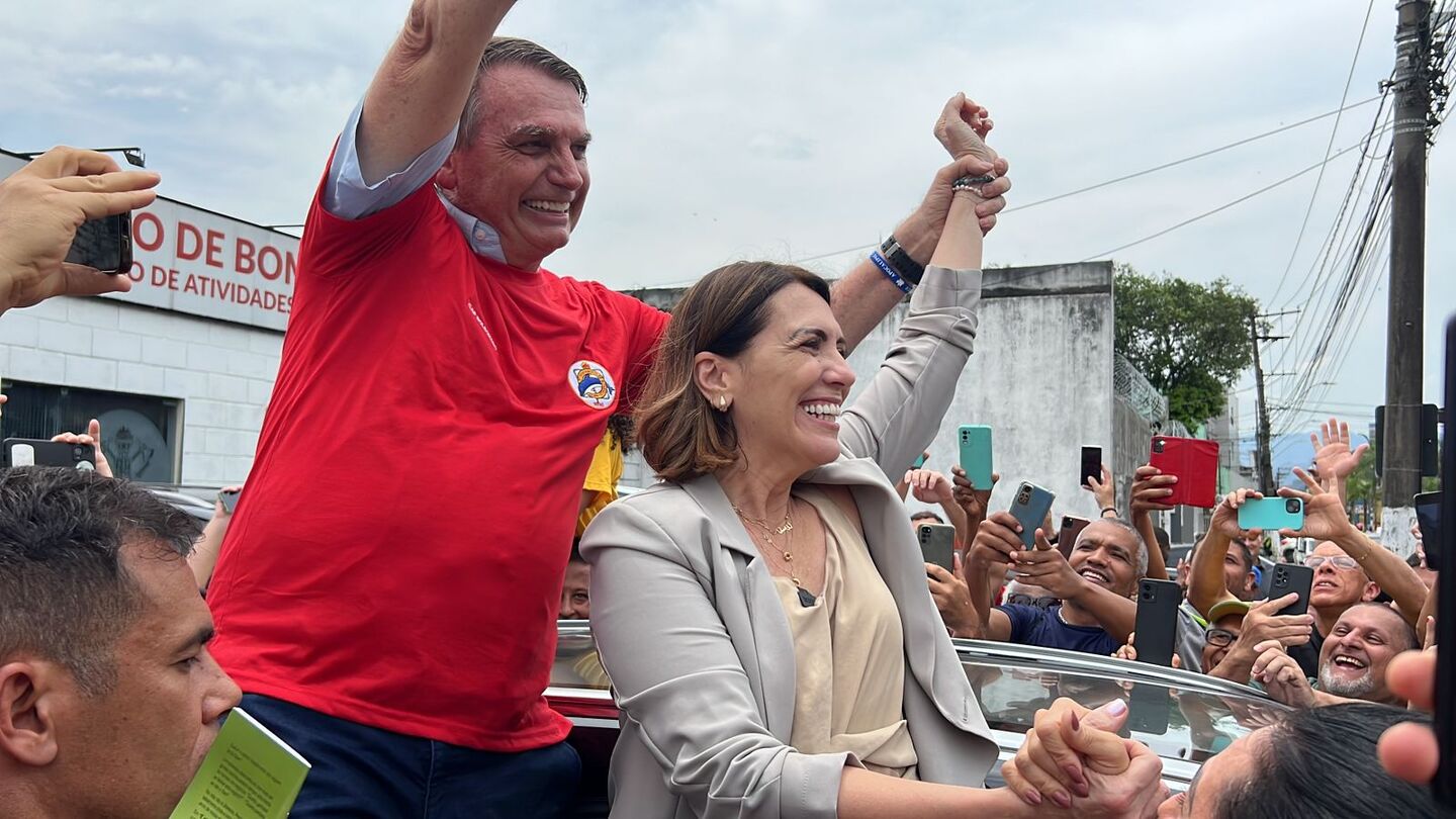 Bolsonaro e Rosana Valle participaram de entrega de veículos do Corpo de Bombeiros