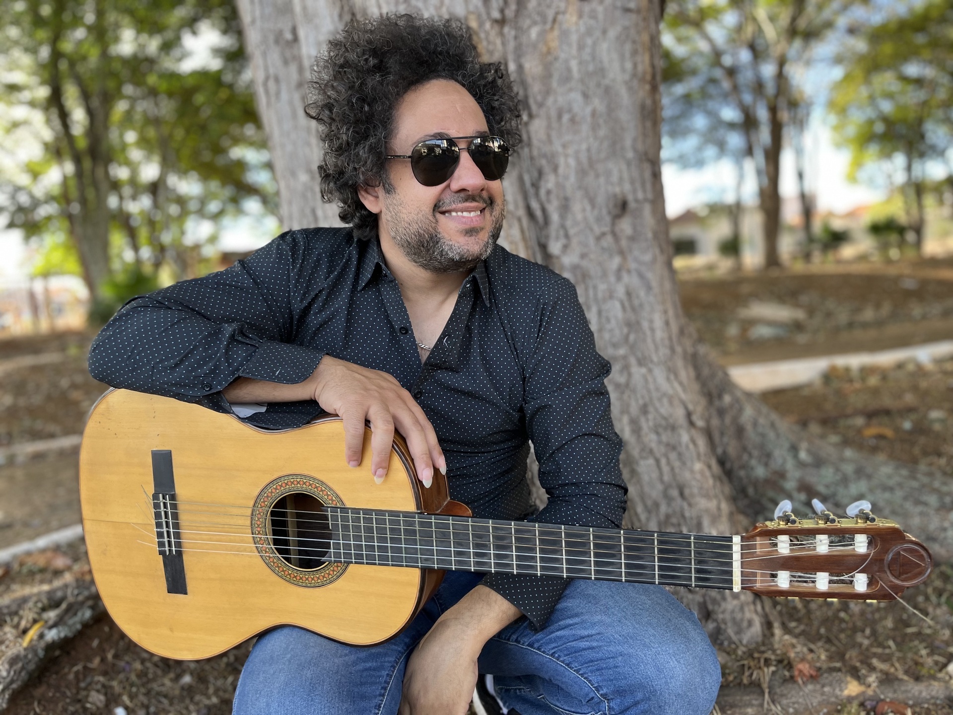 Com 30 CDs e 3 DVDs lançados, além de shows em mais de 60 países, o francano Diego Figueiredo mora atualmente nos EUA e acaba de desembarcar de uma turnê pelos estados do Oregon