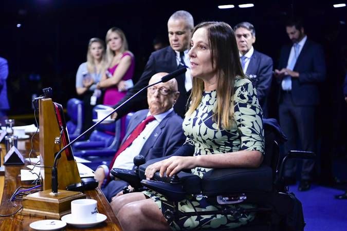 Sem estímulo à produção nacional, o custo do medicamento em farmácia é super dimensionado, registra a senadora