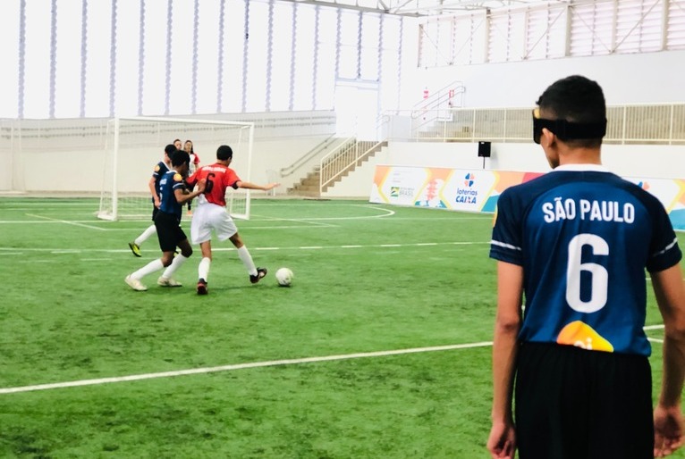 Partida de futebol nas Paralimpíadas Escolares
