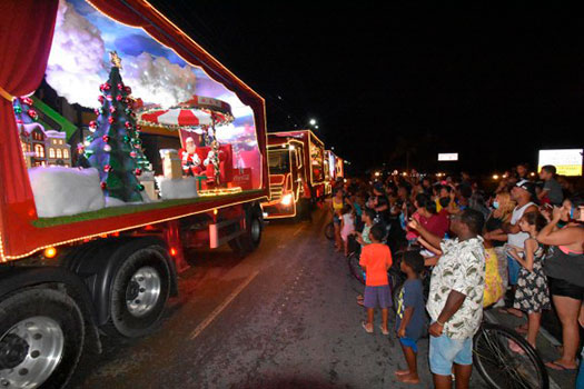 No dia 5 de dezembro, os caminhões iluminados da Coca-Cola chegam a Praia Grande, trazendo muita emoção para crianças e adultos