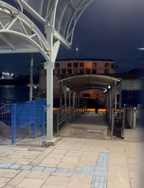 Embarcação colidiu contra o terminal, no lado Vicente de Carvalho