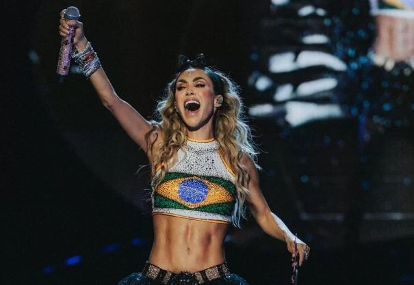 Cantora disse que está com o coração partido por não poder participar do show neste sábado