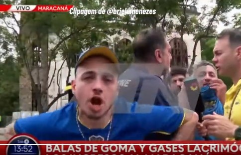 Torcedor do Boca imita macaco antes de entrar no Maracanã