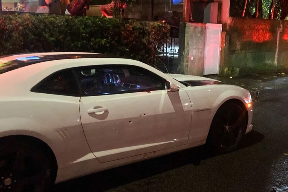 Criminosos roubaram um carro de luxo do modelo 'Camaro', na noite de sexta-feira (3), em Guarujá
