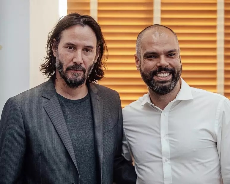 Keanu Reeves com o então prefeito de São Paulo, durante visita à Capital