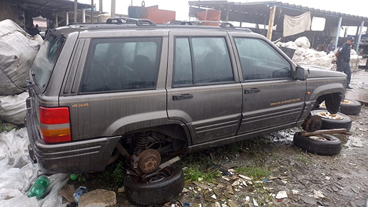 Automóvel foi localizado por agentes da Guarda Civil Municipal no momento em que peças eram retiradas