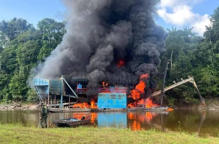 Draga de garimpo ilegal é destruída por equipe do Ibama no Vale do Javari