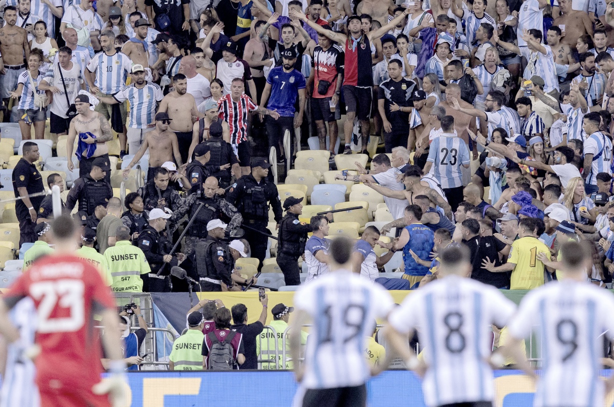 Não havia no setor divisão entre as torcidas, apesar da rivalidade histórica entre brasileiros e argentinos