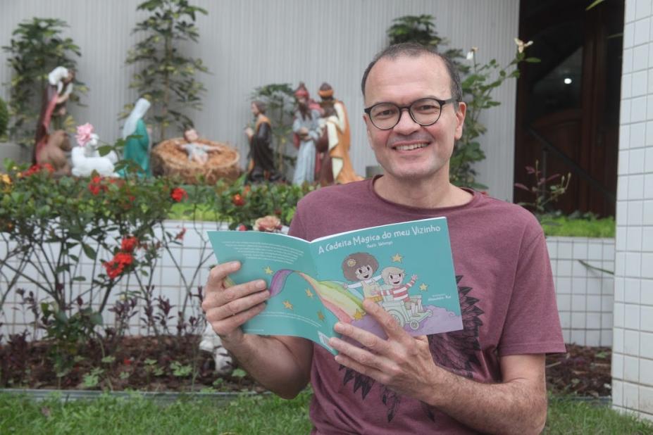 Livro 'A Cadeira Mágica do Meu Vizinho', é escrito pelo professor universitário Paulo Valiengo e com ilustrações de Alexandre Bar