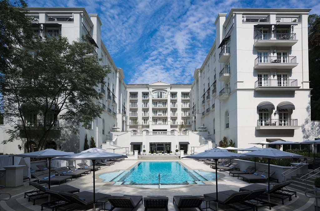 Fundado há seis anos ao lado do parque Burle Marx, na zona sul da capital paulista, o Palácio Tangará é um hotel super luxo (uma categoria acima dos 5 estrelas)