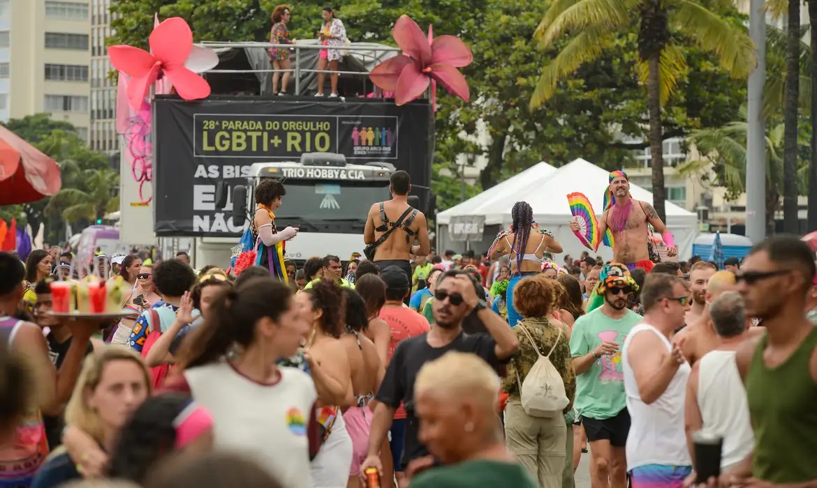 Parada LGBTI+ na orla de Copacabana é a mais antiga do país
