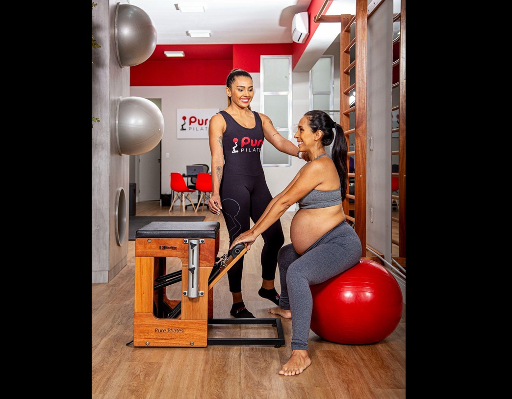 Pilates oferece um arsenal de benefícios, desde o fortalecimento do core até a melhoria da postura e mobilidade