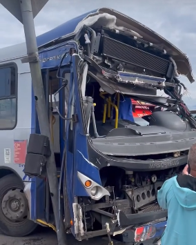 Frente do ônibus intermunicipal ficou destruída após o acidente