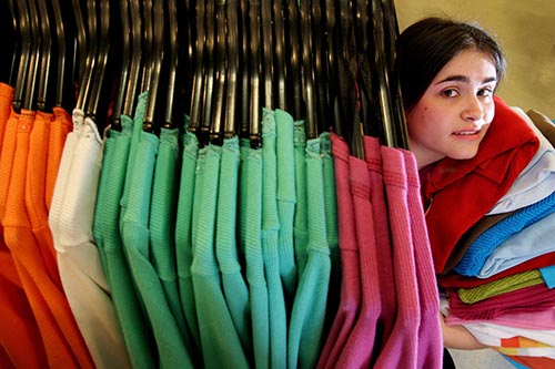 Segundo a CNC, a faixa etária entre os 18 e 24 anos é a que mais procura por vagas temporárias e o comércio é o setor com mais vagas