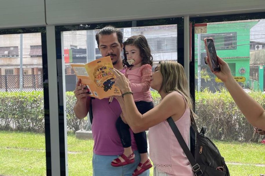 A companhia possui o Projeto Livro Livre e sua estrutura consiste em 17 gelotecas e oito estantes