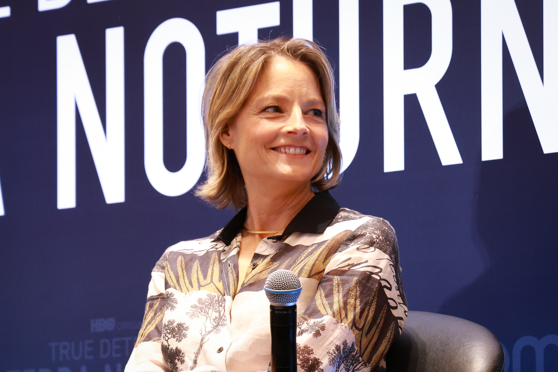 Simpática e com um estilo hippie, Foster fez questão de não apenas responder às perguntas em um estilo brincalhão