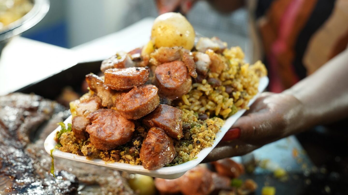 Entre as opções gastronômicas há baião de dois, parrilla, torresmo, costela, além dos mais diversos tipos de doces