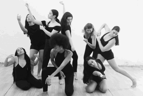 A Cia Barrê de Dança e o Grupo Jovem Barrê de Dança apresentam através da técnica de dança teatro a trajetória de vida de Nina Simone