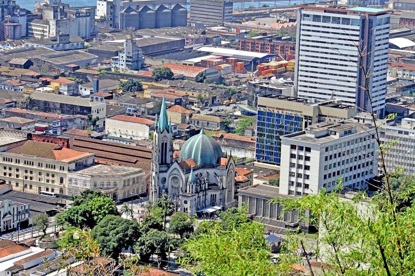 Um dos edifícios fica na Praça José Bonifácio, no imóvel que durante anos abrigou a Subdelegacia do Trabalho