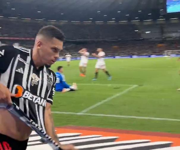 Paulinho celebra gol do Atlético Mineiro