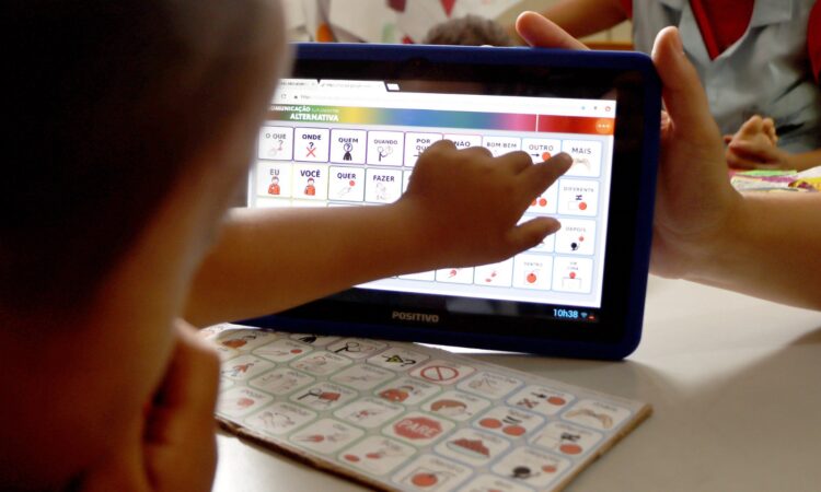 Setor de tecnologia educacional desempenhou um papel fundamental ao transformar recursos tradicionais impressos em materiais digitais e interativos