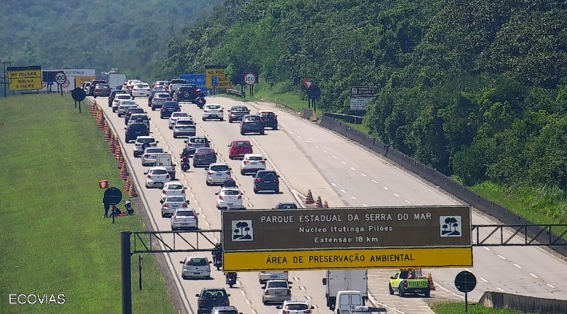 Foram registrados mais de 234 mil veículos que seguiram em direção à Baixada Santista nesta terça (26)