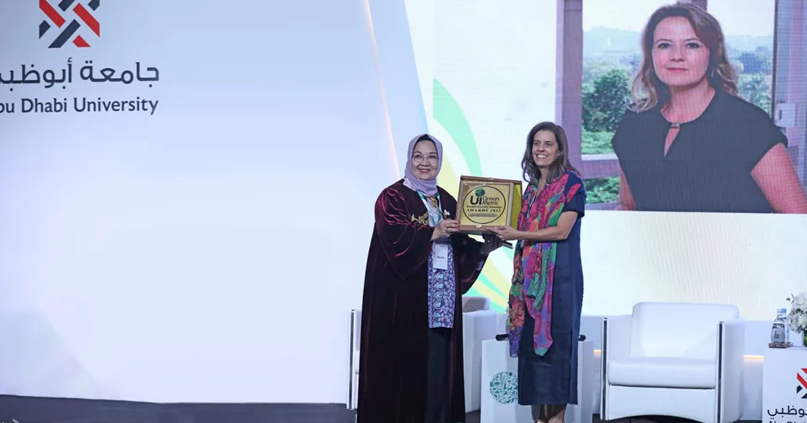 Entrega da premiação para a representante da Superintendência de Gestão Ambiental da USP, Fernanda da Rocha Brando Fernandez