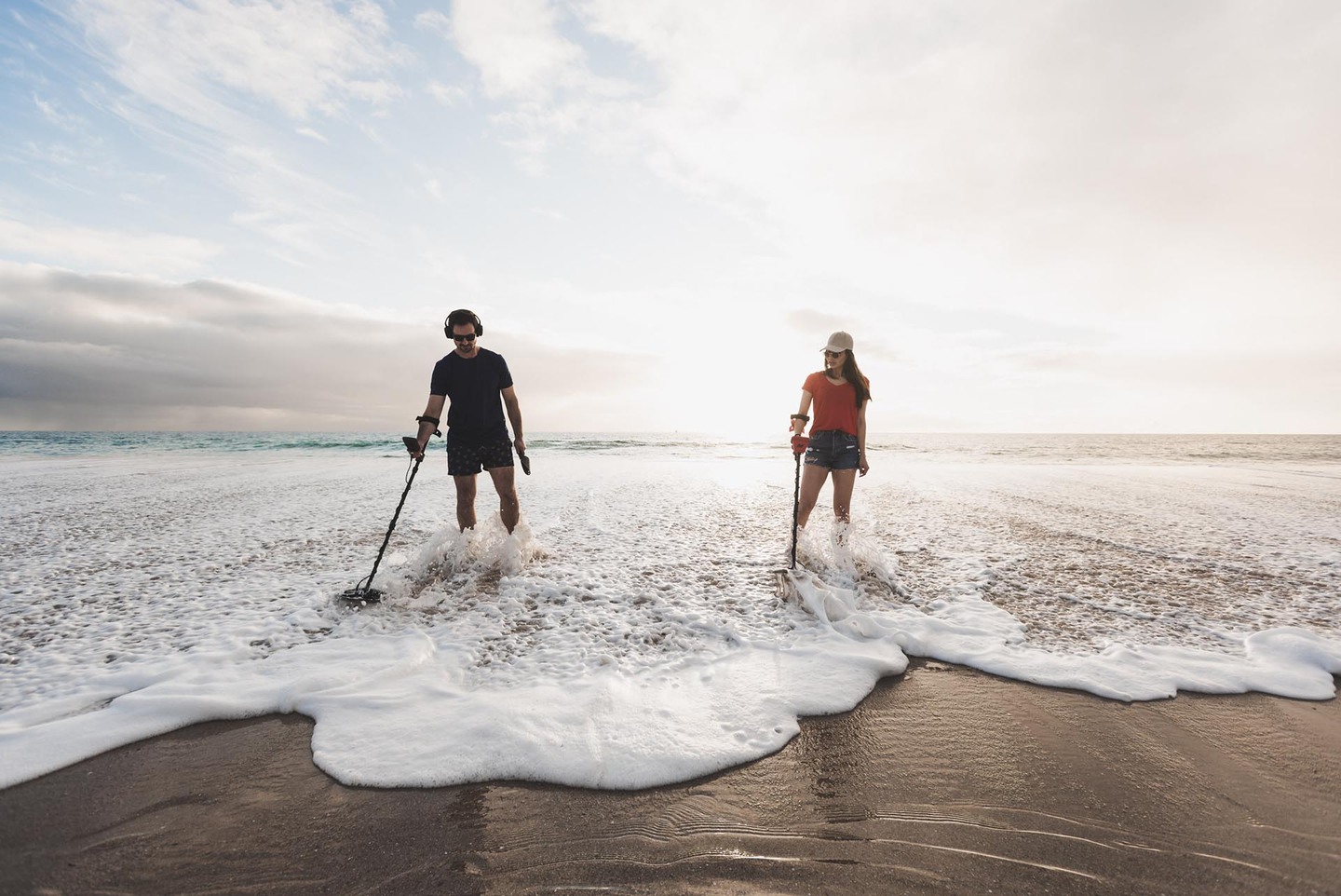 A prática do detectorismo, além de proporcionar uma busca emocionante por objetos enterrados, também se alinha a benefícios físicos e mentais