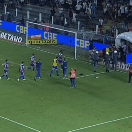 Jogadores do Fortaleza correm para deixar o gramado da Vila