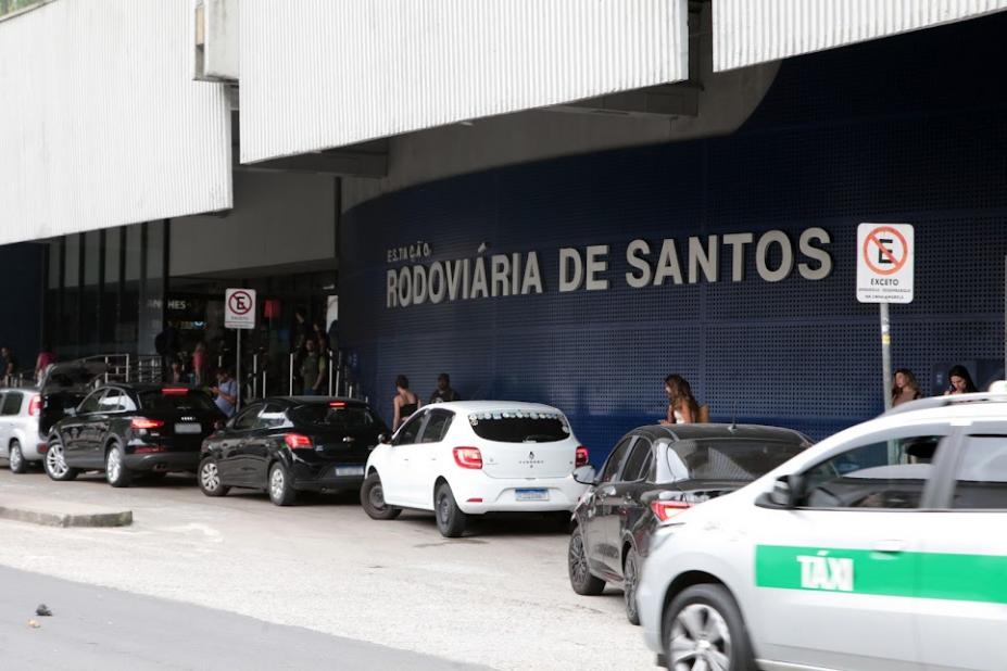 Para quem vai viajar nos períodos de Natal e de Ano-Novo, a recomendação é antecipar a compra de passagens, pelo menos três dias antes do embarque