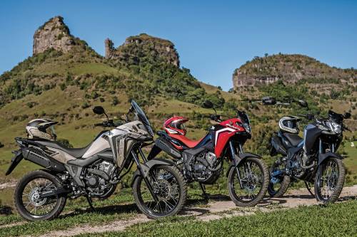 O motor de 293,5 cm3, SOHC de quatro válvulas, arrefecido a ar, é acoplado a um câmbio de 6 marchas com embreagem deslizante e assistida