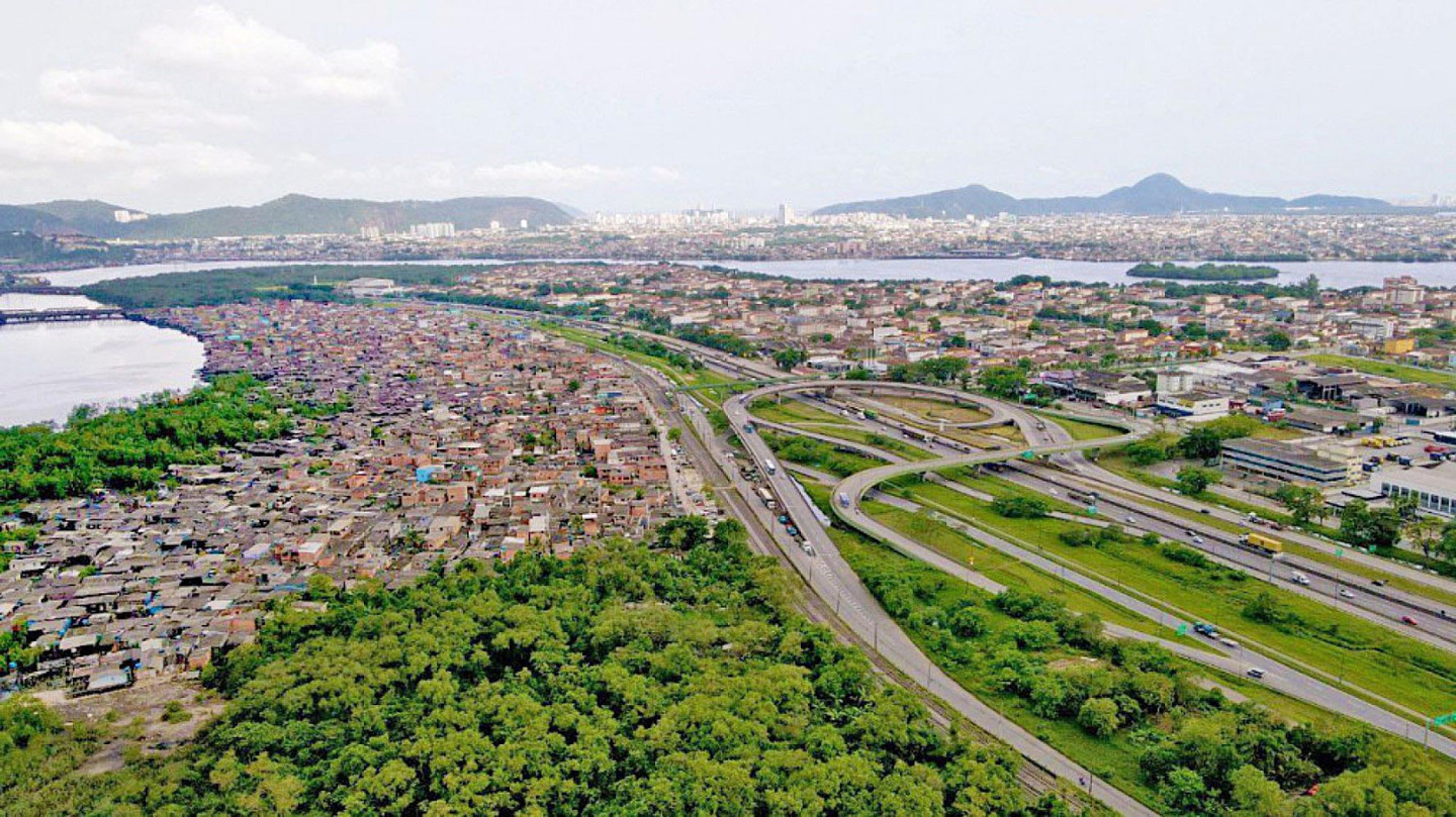 A Vila dos Pescadores é uma comunidade situada entre a estrada (Via Anchieta) e o Rio Casqueiro