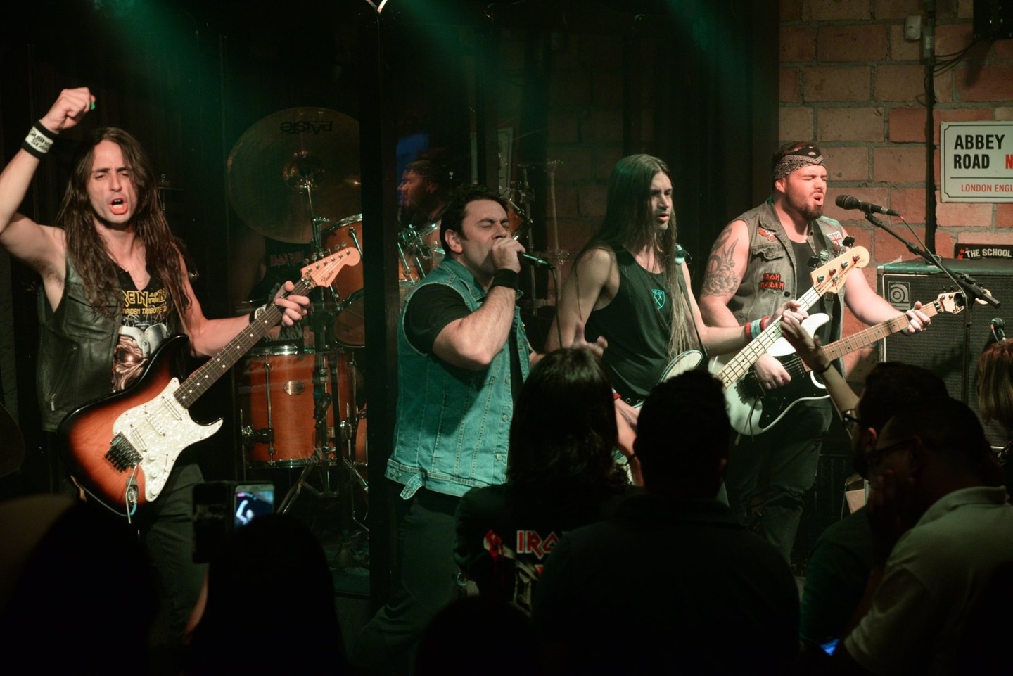 Para completar a noite do rock pesado, não ficam de fora as músicas 'Fear Of The Dark', 'The Number Of The Beast', 'Hallowed Be Thy Name'