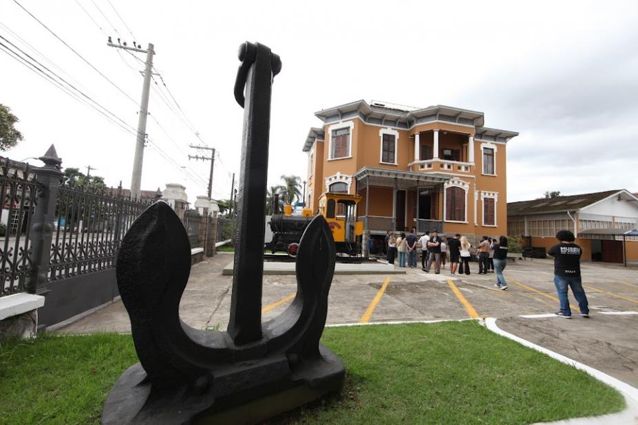 Casarão do museu em estilo vitoriano, tem âncora para recepcionar os visitantes