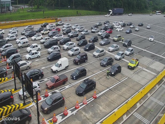 No sentido São Paulo, a Ecovias registrou a passagem de mais de 270 mil veículos