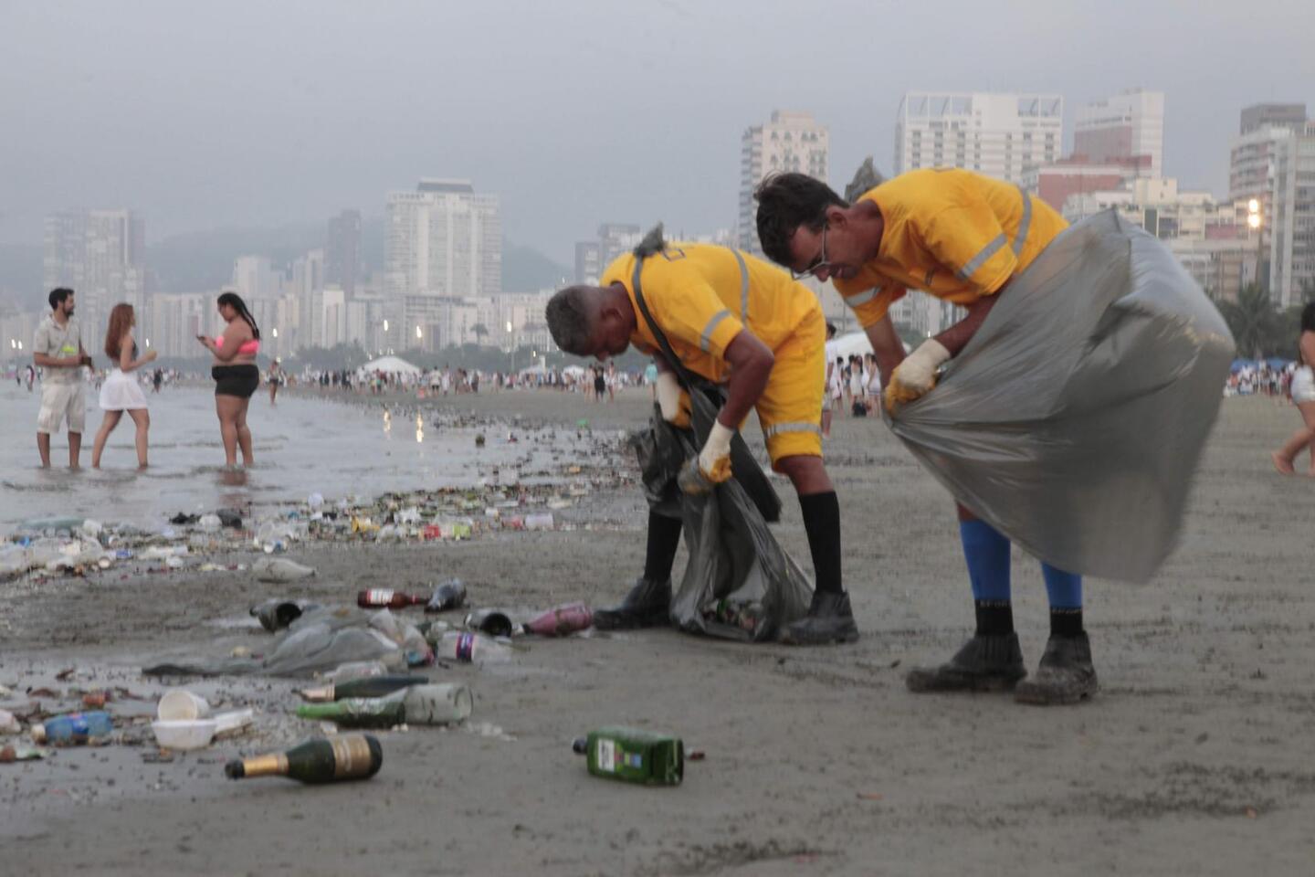 Praias de Santos e Região costumam amanhecer cobertas de lixo durante as primeiras horas do ano novo