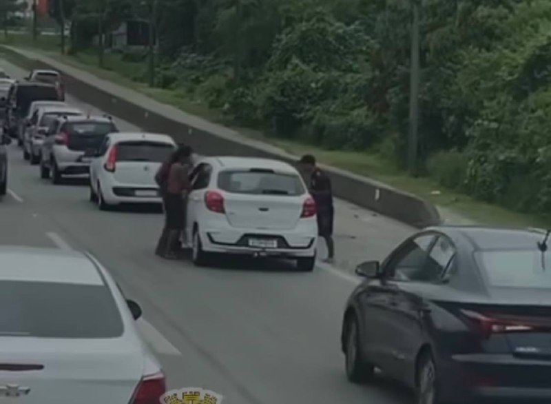 A Operação Verão, que reforça o policiamento no litoral durante o período de férias, resultou, até o momento, na prisão de 286 adultos e apreensão de 19 menores, segundo a pasta. Entre eles estavam 129 foragidos da Justiça.