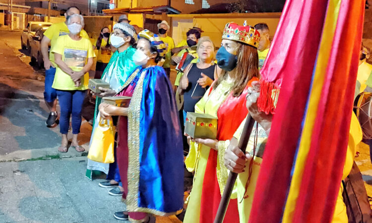 Diante da casa, é dado início ao canto com versos da "entrada" e do "pedido de prendas", acompanhado do coro e músicos