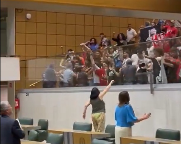 Momento em que manifestantes tentaram invadir o plenário da Alesp