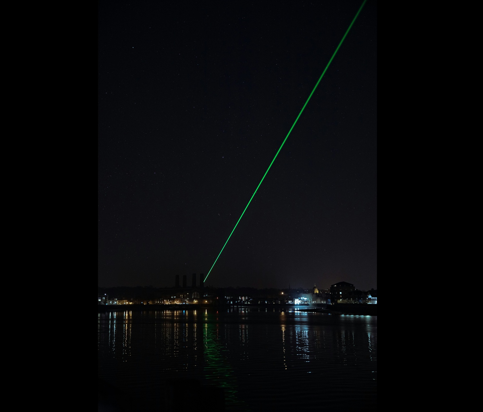 Ao redor do mundo, outras grandes cidades já utilizaram os famosos 'super lasers' para iluminar a noite durante eventos