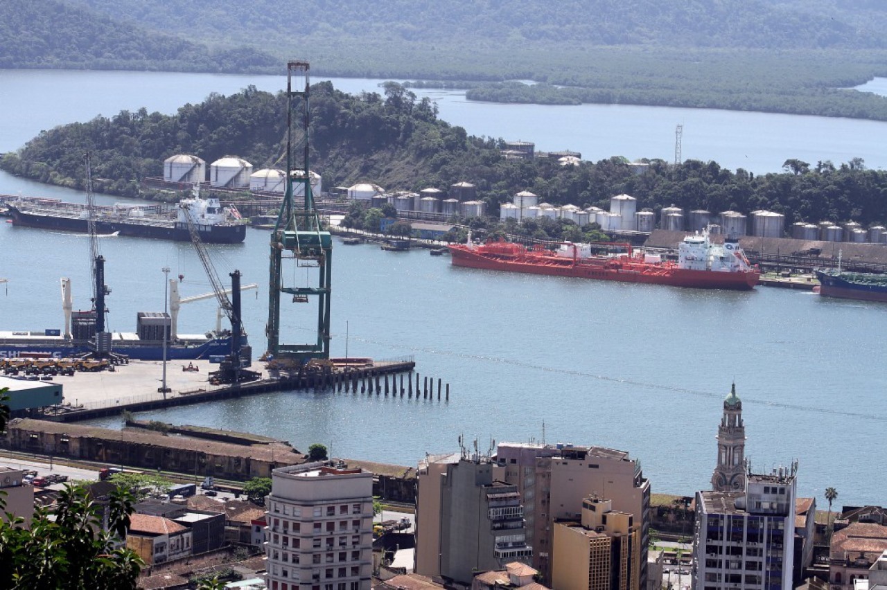 O programa prevê incentivos ficais para investimentos em portos, como compra de máquinas e equipamentos