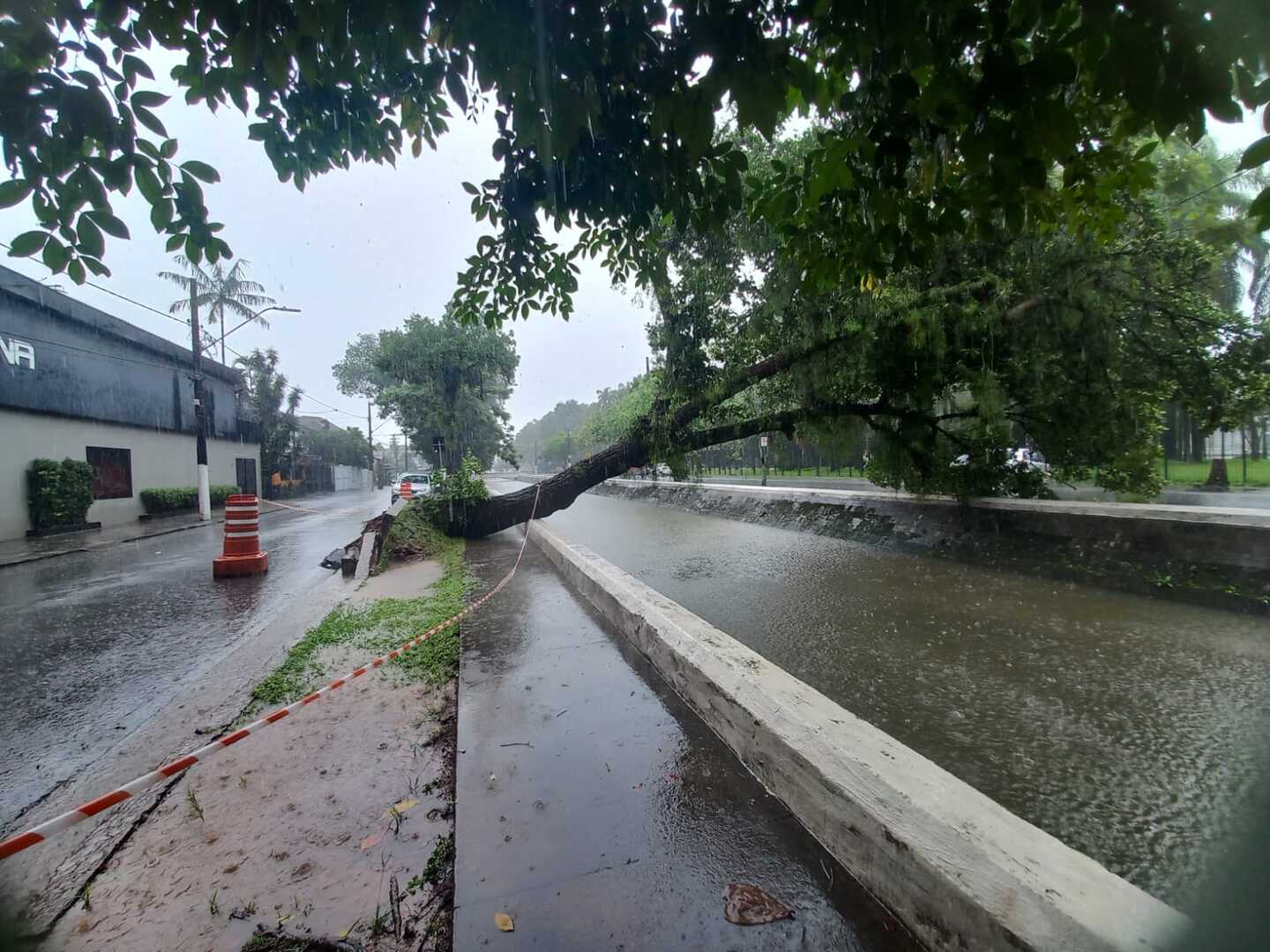 Os problemas gerados por alagamentos e enchentes afetam praticamente todas as principais interligações