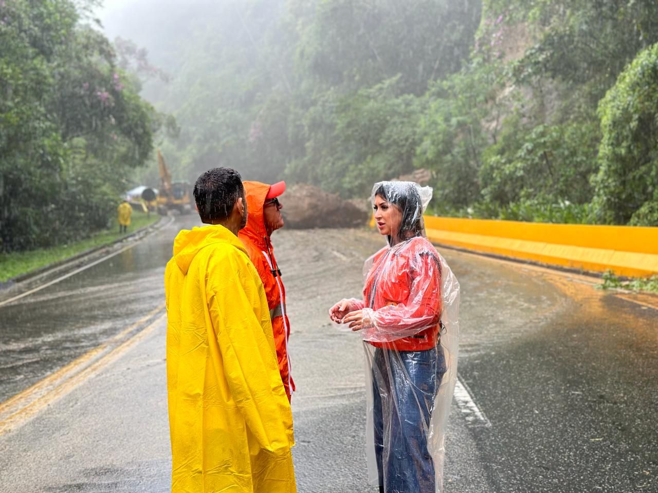 Equipe de Operações Especiais do DER, aguarda a chega de geólogos e outros profissionais do Governo do Estado