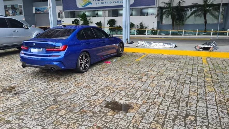 Jovens são encontrados mortos dentro de BMW/320i em frente a rodoviária de Balneário Camboriú