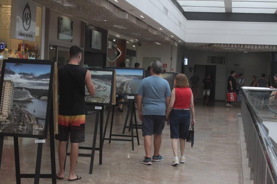 Desde o dia 19 de janeiro, as fotografias estão organizadas em fileiras e foram colocadas em cavaletes para melhor visualização