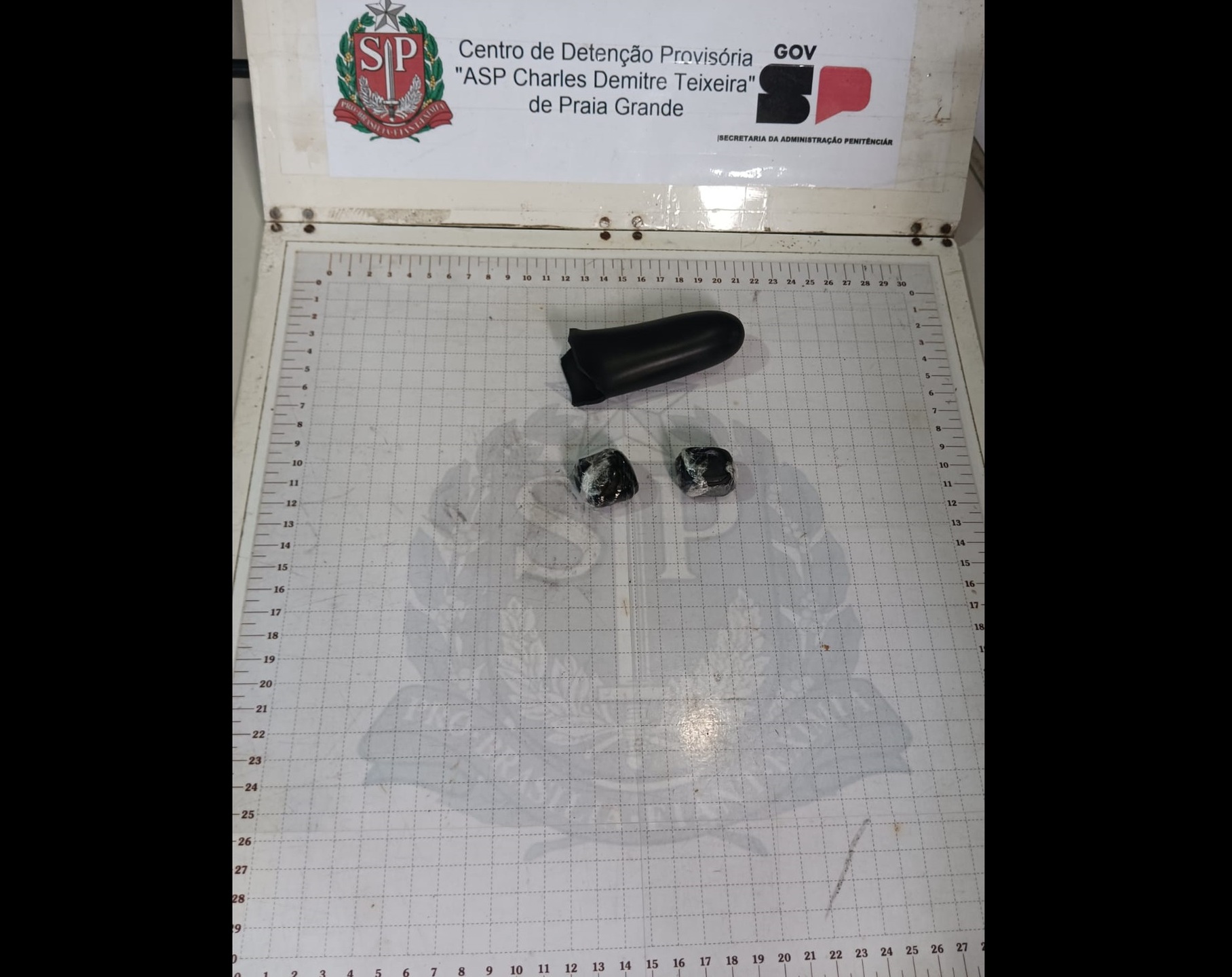 A mulher, que tem 29 anos, foi flagrada no momento da revista dos familiares de presos, no horário de visitas